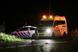 Taxi schiet over erf paardenstalling Aalsmeer en ramt muur