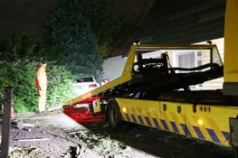 Taxi schiet over erf paardenstalling Aalsmeer en ramt muur