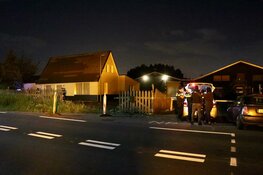 Taxi schiet over erf paardenstalling Aalsmeer en ramt muur