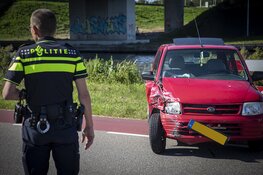 Veel schade bij botsing tussen Tesla en andere wagen in Vijfhuizen