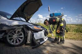 Veel schade bij botsing tussen Tesla en andere wagen in Vijfhuizen