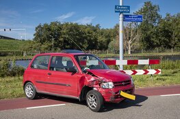 Veel schade bij botsing tussen Tesla en andere wagen in Vijfhuizen
