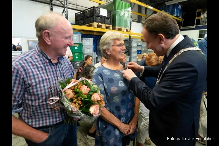 Twee erespelden uitgereikt aan vrijwilligers Voedselbank