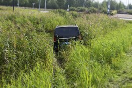 Taxi van de weg na ongeval op de Spoorlaan in Hoofddorp