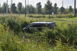 Taxi van de weg na ongeval op de Spoorlaan in Hoofddorp