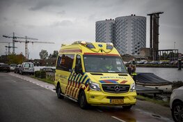 Brommerrijder onderuit door nat wegdek in Zwanenburg