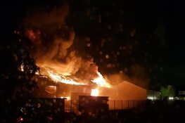 Grote brand net over de provinciegrens in Lisse: "Sluit ramen en deuren"