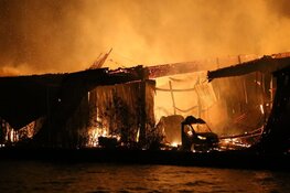 Loods in Halfweg met de grond gelijk gemaakt door grote uitslaande brand