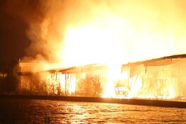Loods in Halfweg met de grond gelijk gemaakt door grote uitslaande brand