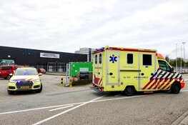Persoon raakt bedolven onder pallet met natuursteen op Schiphol