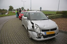 Blikschade bij kop-staartbotsing op rotonde in Nieuw-Vennep