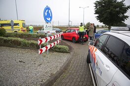 Blikschade bij kop-staartbotsing op rotonde in Nieuw-Vennep
