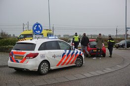 Blikschade bij kop-staartbotsing op rotonde in Nieuw-Vennep