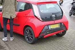 Blikschade bij kop-staartbotsing op rotonde in Nieuw-Vennep