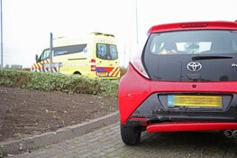 Blikschade bij kop-staartbotsing op rotonde in Nieuw-Vennep