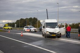 Busje botst op personenwagen op de A200 bij Halfweg