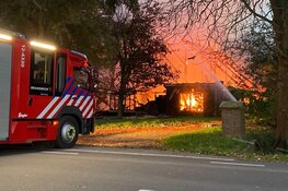 Brand in leegstaande boerderij Nieuw-Vennep