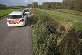 Scooterrijdster rijdt de berm in en raakt gewond