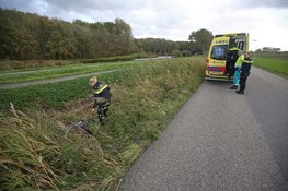 Scooterrijdster rijdt de berm in en raakt gewond