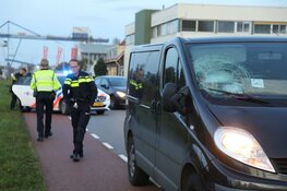 Fietser gewond bij aanrijding met busje