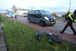 Fietser gewond bij aanrijding met busje