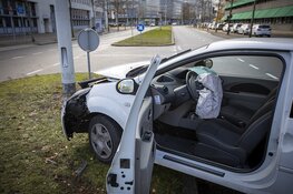 Vrouw gewond na botsing tegen lantaarnpaal op Schiphol