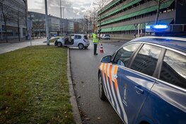 Vrouw gewond na botsing tegen lantaarnpaal op Schiphol