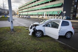 Vrouw gewond na botsing tegen lantaarnpaal op Schiphol