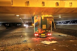 Boodschappenbezorger klem onder viaduct