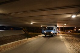 Boodschappenbezorger klem onder viaduct