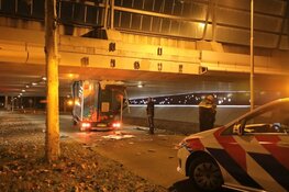 Boodschappenbezorger klem onder viaduct