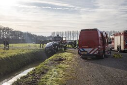 Belgische automobiliste met auto bijna te water