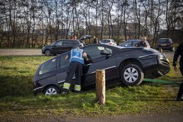 Belgische automobiliste met auto bijna te water