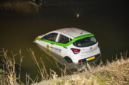 Auto te water langs de Incheonweg in Rozenburg