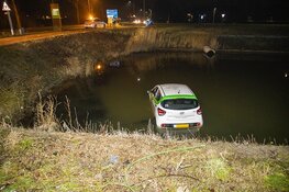 Auto te water langs de Incheonweg in Rozenburg