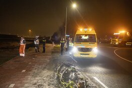 Auto te water langs de Incheonweg in Rozenburg