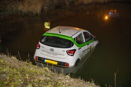 Auto te water langs de Incheonweg in Rozenburg