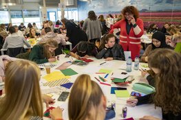 Studenten Nova College schrijven kerstkaarten voor ouderen