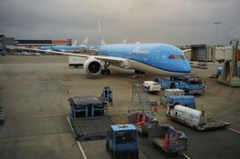 Miljoenenjacht op Schiphol: bankbiljetten uit opengebarsten koffer vliegen in het rond