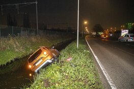 Automobilist mist de bocht en eindigt in sloot in Halfweg