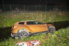 Automobilist mist de bocht en eindigt in sloot in Halfweg