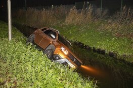 Automobilist mist de bocht en eindigt in sloot in Halfweg