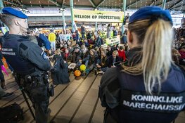 Tientallen actievoerders Schiphol Plaza weggehaald, protest gaat nog altijd verder