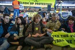 Tientallen actievoerders Schiphol Plaza weggehaald, protest gaat nog altijd verder
