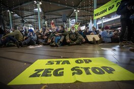 Tientallen actievoerders Schiphol Plaza weggehaald, protest gaat nog altijd verder