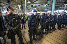 Tientallen actievoerders Schiphol Plaza weggehaald, protest gaat nog altijd verder