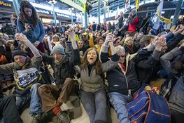 Tientallen actievoerders Schiphol Plaza weggehaald, protest gaat nog altijd verder