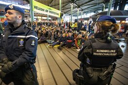 Tientallen actievoerders Schiphol Plaza weggehaald, protest gaat nog altijd verder