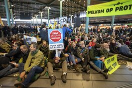 Tientallen actievoerders Schiphol Plaza weggehaald, protest gaat nog altijd verder