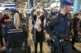 Tientallen actievoerders Schiphol Plaza weggehaald, protest gaat nog altijd verder
